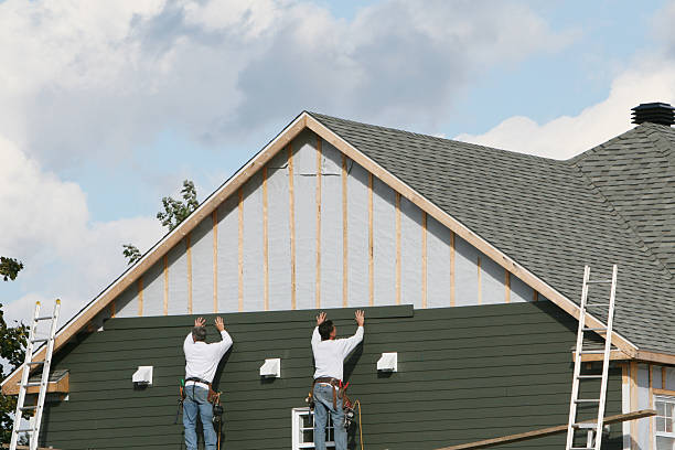 Professional Siding Replacement technician working in Bridgewater, VA